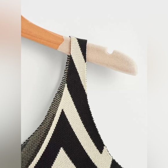 Black and Cream Sleeveless Chevron Style Crop Tank Top - Picture 3 of 4